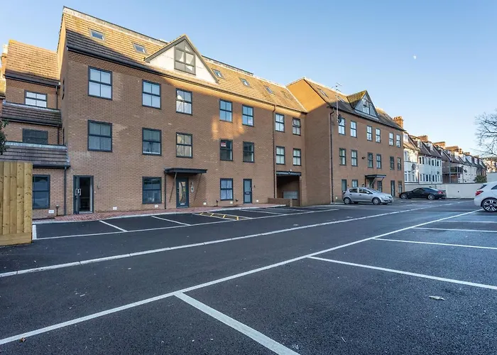 Central 2 Double Bedroom Flat With Parking